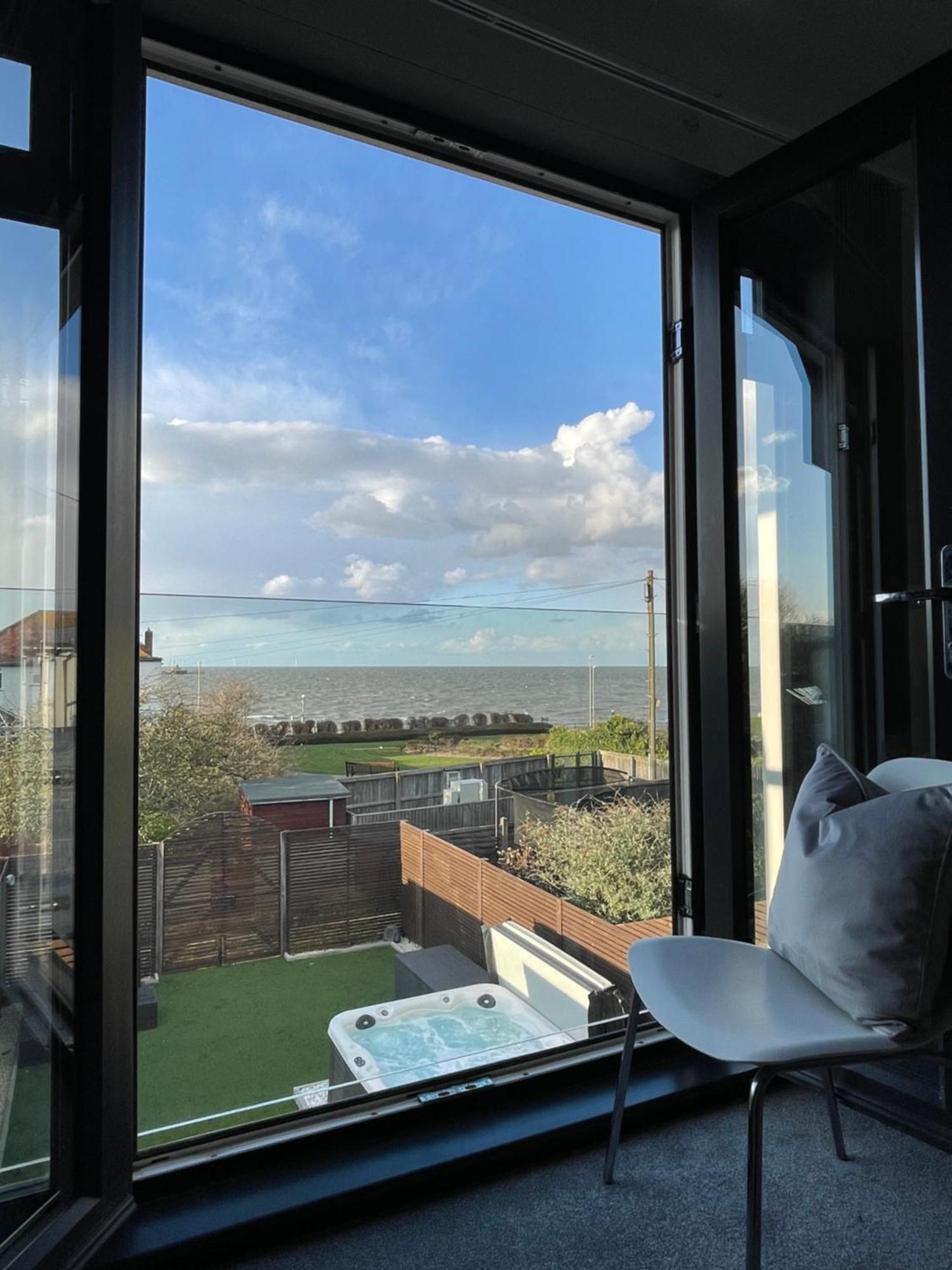 Broadway Beach Home With Hot Tub แฮร์นเบย์ ภายนอก รูปภาพ