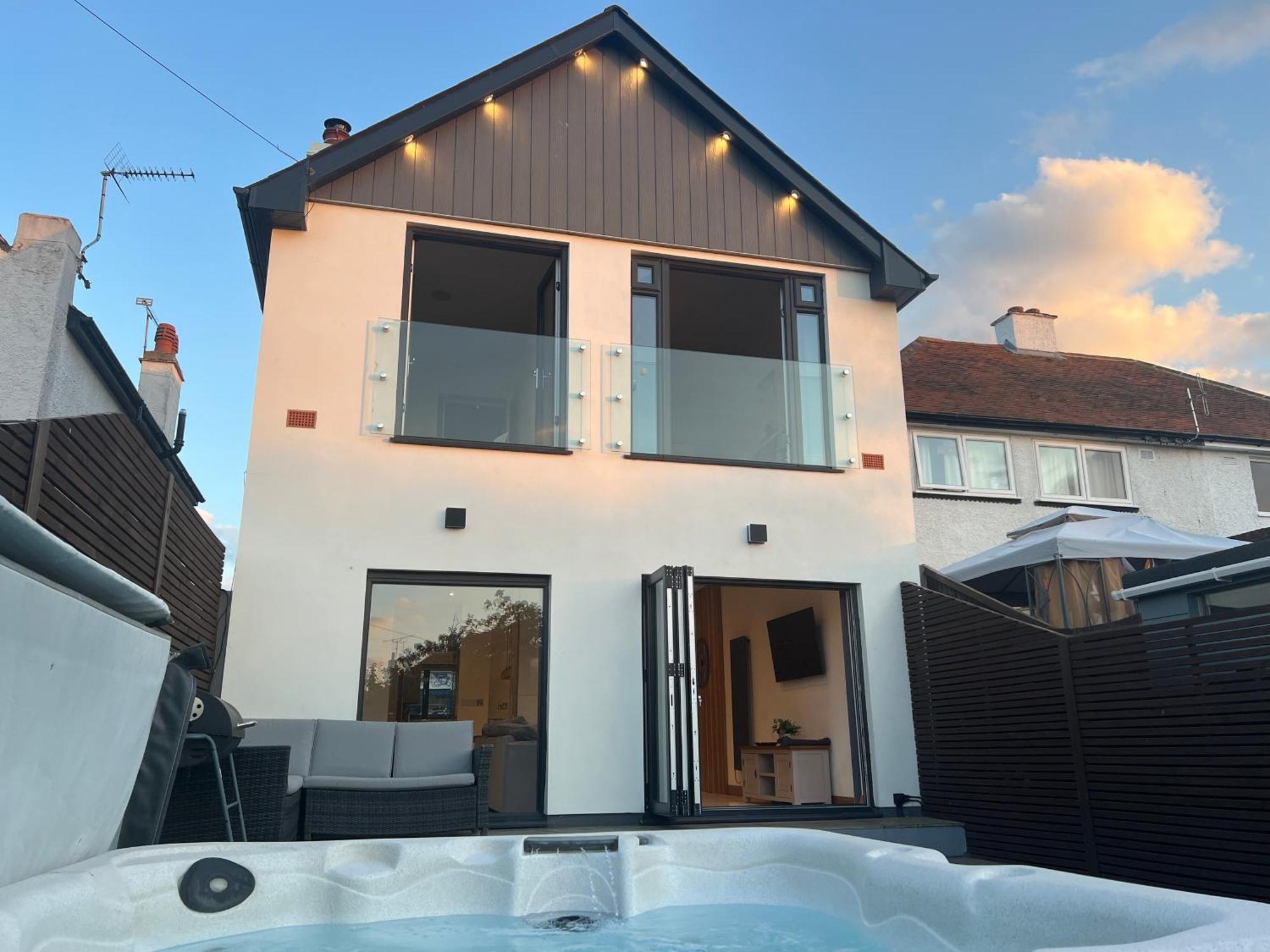 Broadway Beach Home With Hot Tub แฮร์นเบย์ ภายนอก รูปภาพ
