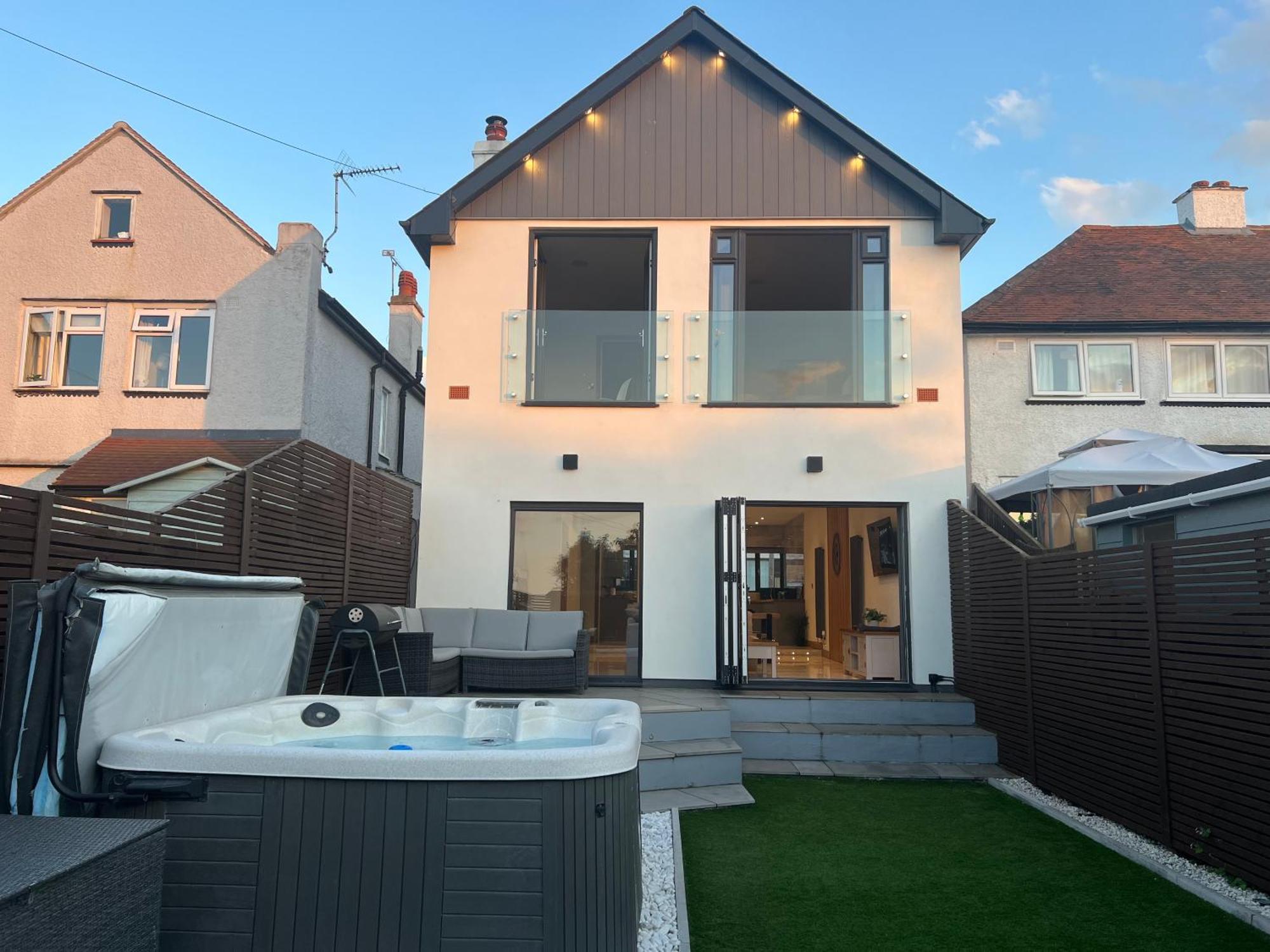 Broadway Beach Home With Hot Tub แฮร์นเบย์ ภายนอก รูปภาพ