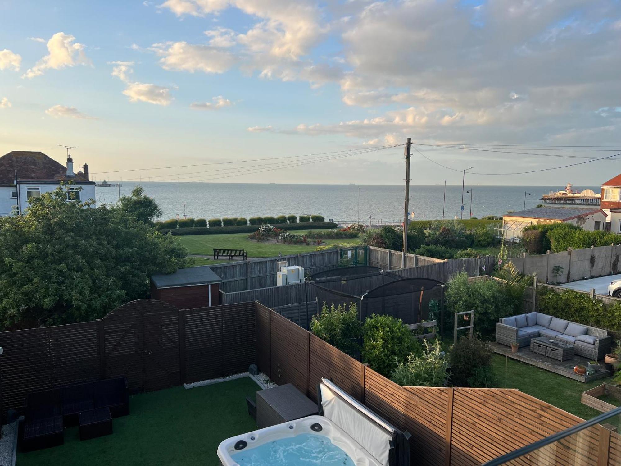 Broadway Beach Home With Hot Tub แฮร์นเบย์ ภายนอก รูปภาพ