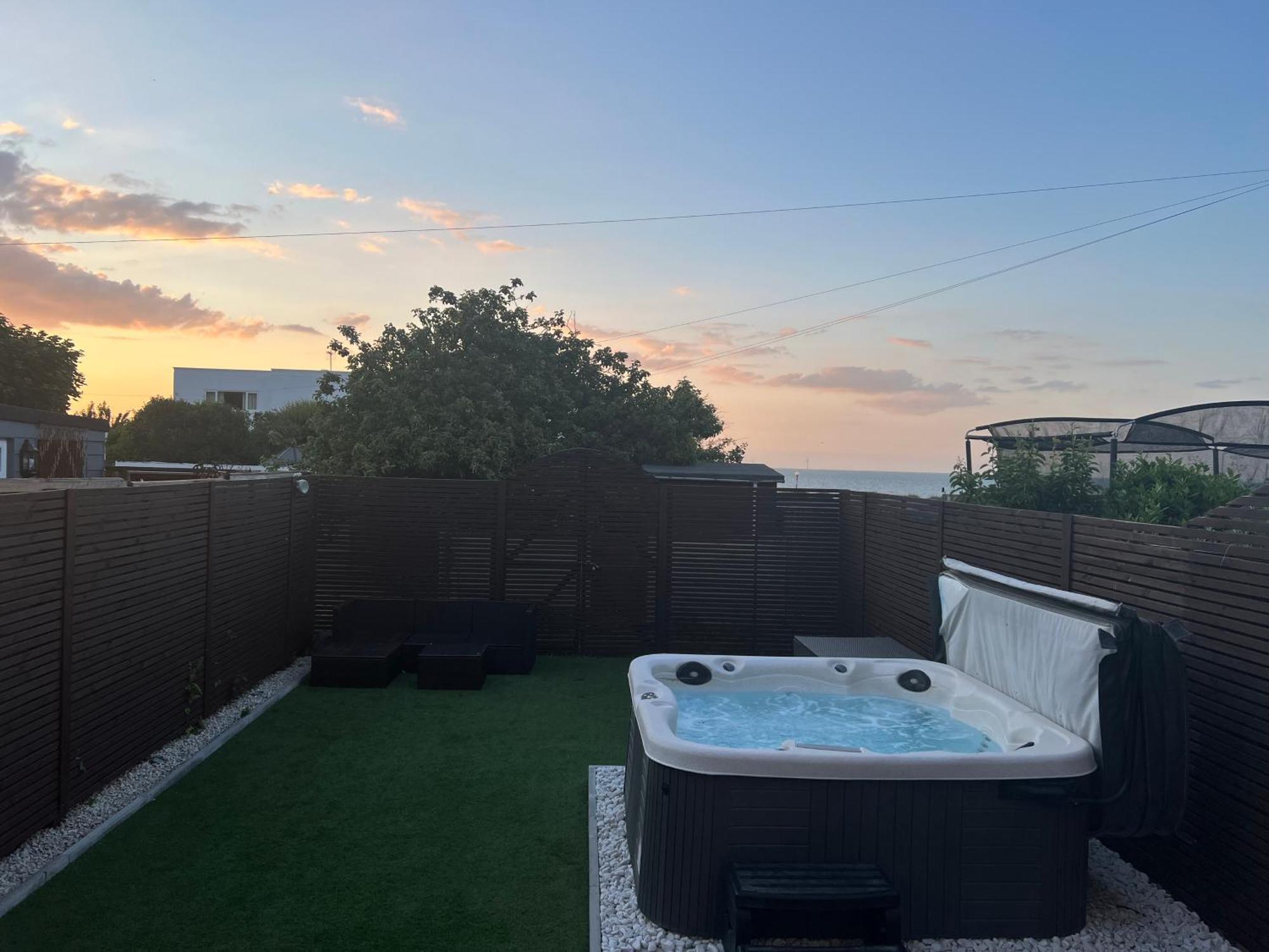 Broadway Beach Home With Hot Tub แฮร์นเบย์ ภายนอก รูปภาพ